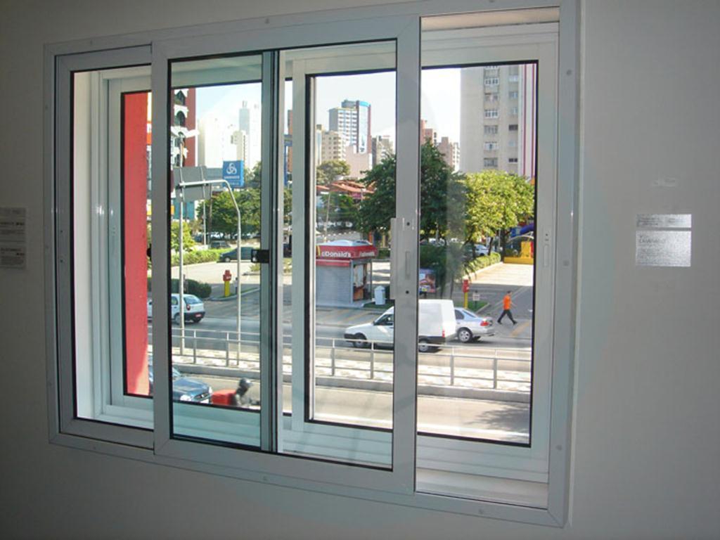 Janela sobreposta de vidro com estrutura de alumínio branco, instalada em parede interna.