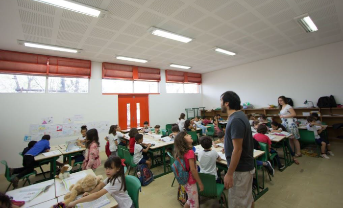 Empresas realizam melhorias na acústica em escola publica
