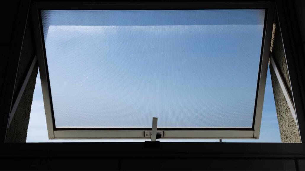 Janela basculante aberta para um céu azul limpo