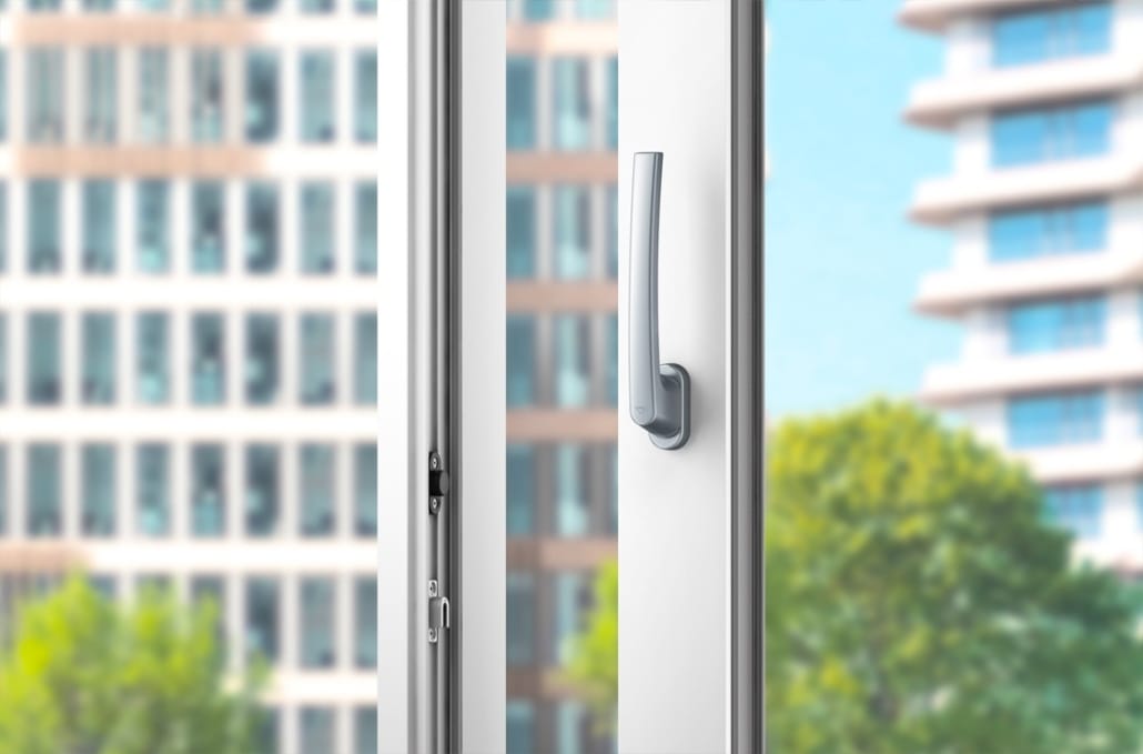 Vista de uma porta moderna com vedação acústica, destacando a maçaneta e o perfil da estrutura