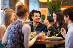 Qual é o papel da acústica em bares e restaurantes?