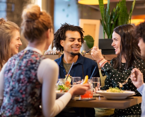 Qual é o papel da acústica em bares e restaurantes?