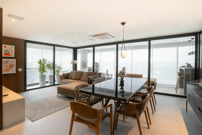 Esquadrias emoldurando paisagem da casa