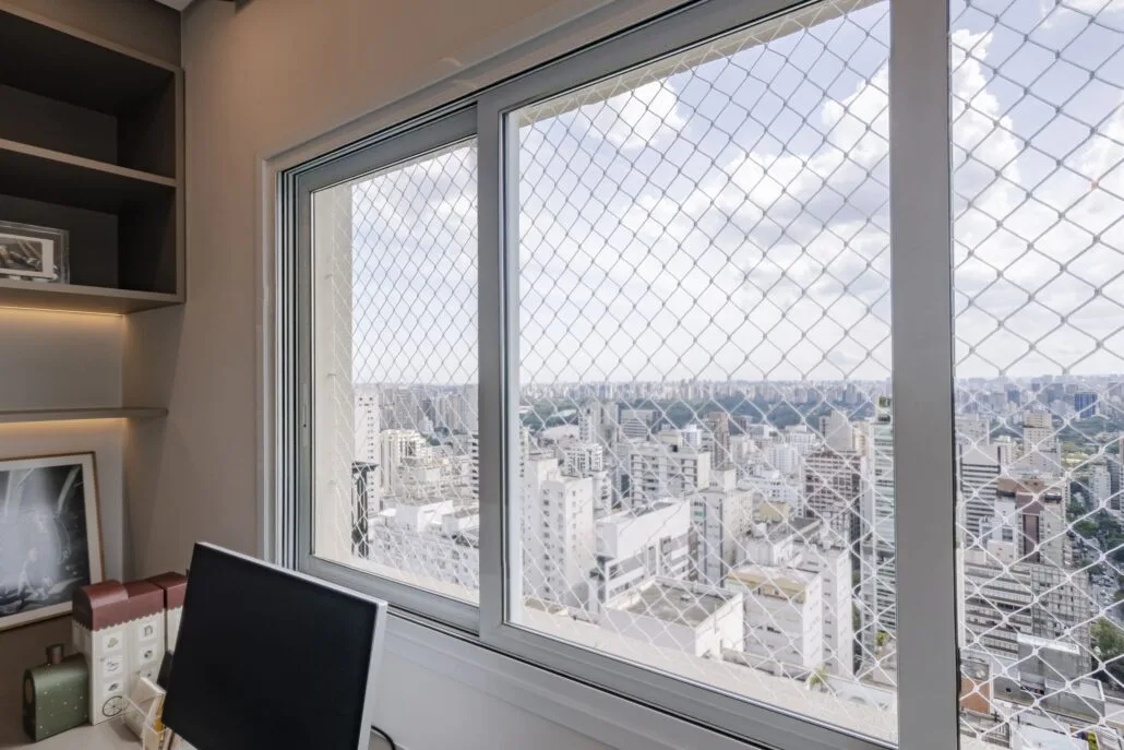 quanto com janela com vista para cidade