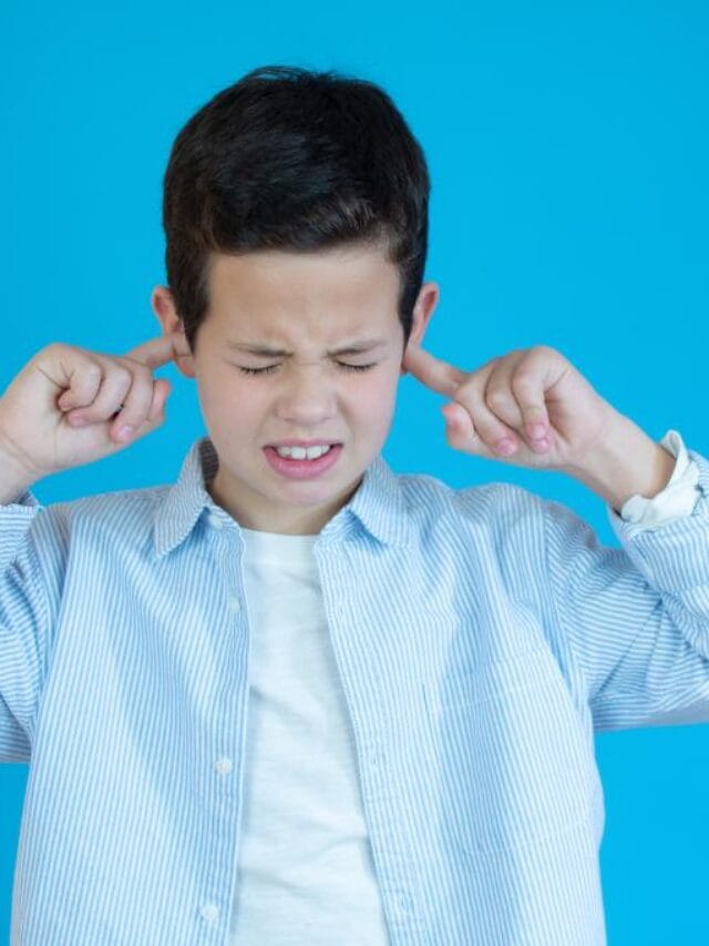 menino tapando os ouvidos