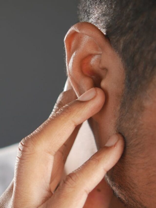 homem com mão no ouvido