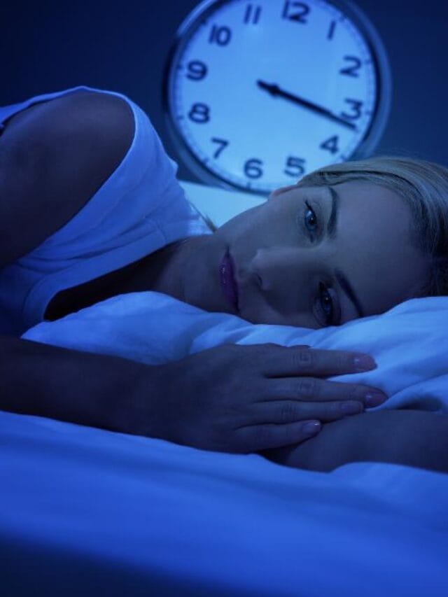 cropped-mulher-acordada-insonia-relogio-canva.jpg
