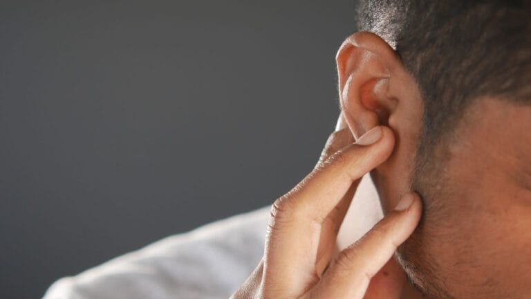 homem com mão no ouvido