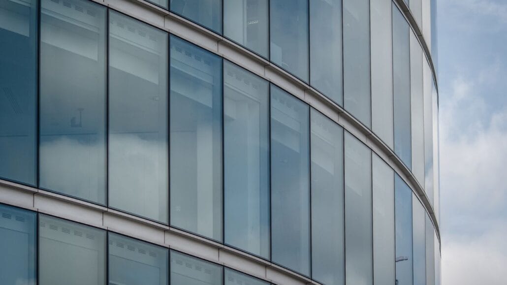 predio com janelas de vidro