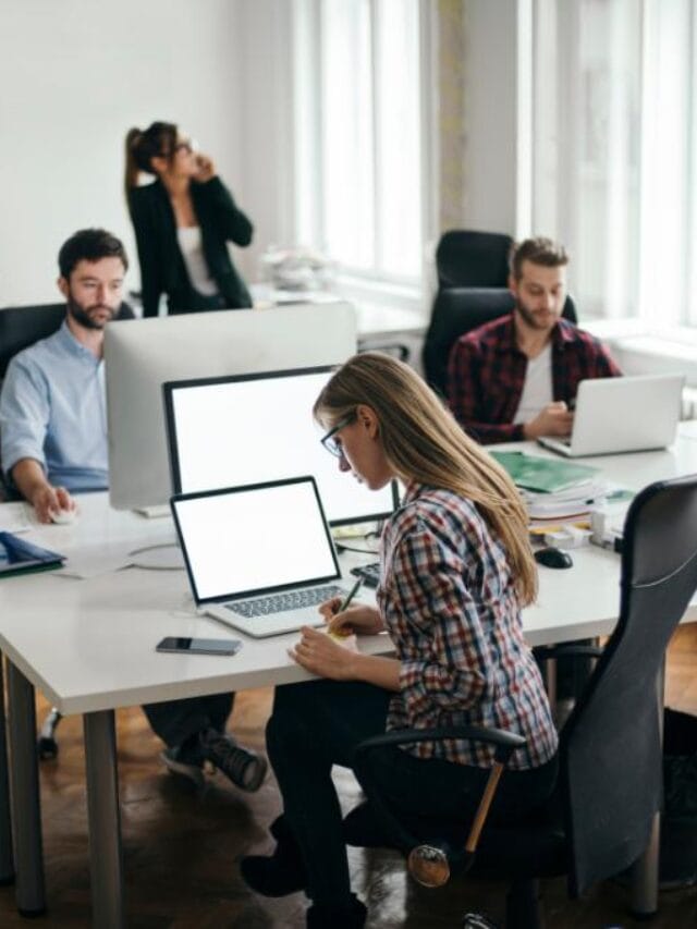 Escritório compartilhado com pessoas trabalhando