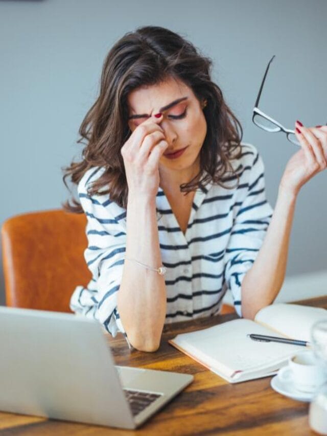 mulher estressada com ruídos trabalhando home office