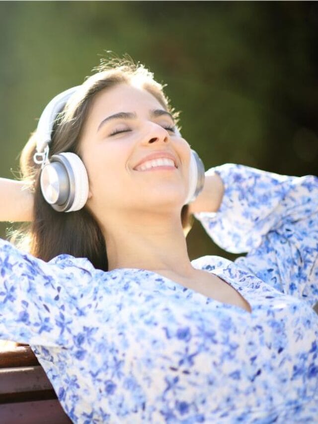 Mulher relaxando com música