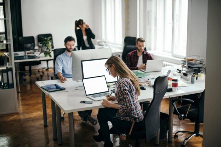 Escritório compartilhado com pessoas trabalhando