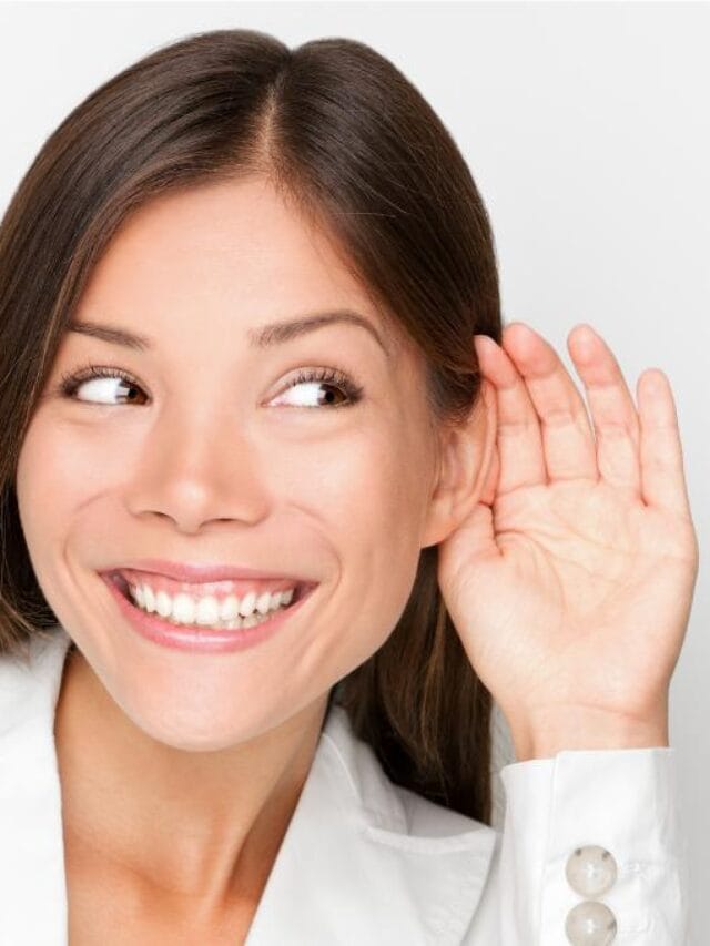 mulher sorrindo com a mão no ouvindo demonstrando que está com boa audição