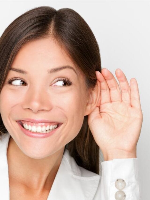 mulher sorrindo com a mão no ouvindo demonstrando que está com boa audição