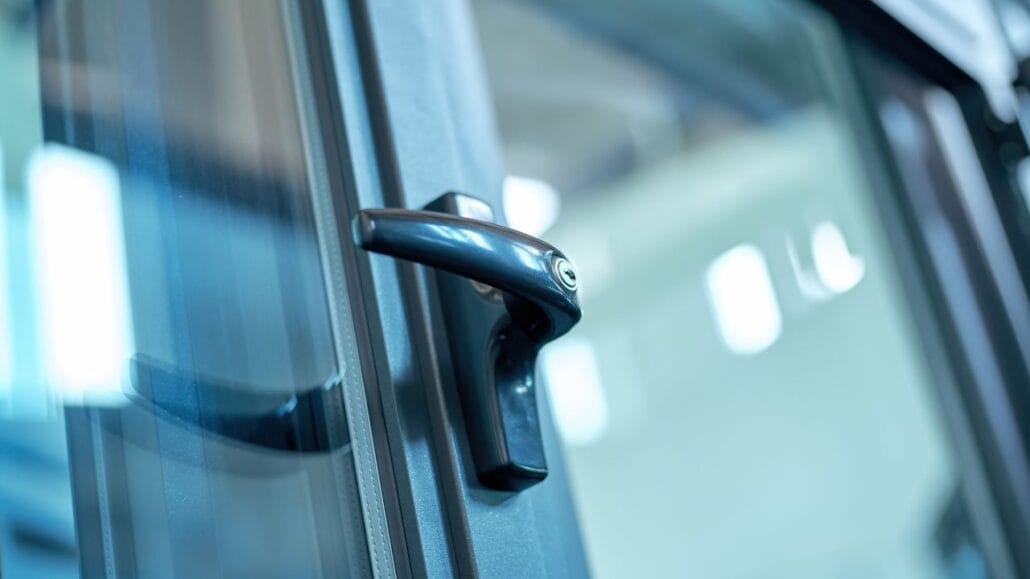 Porta com esquadria de aluminio, em foco esta a maçaneta