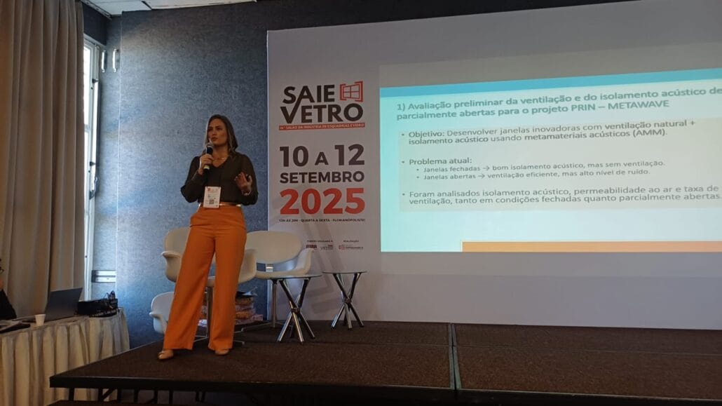 Nicole, da equipe Atenua Som, conduz uma apresentação no palco do 18° VidroSom 2025, em Florianópolis.