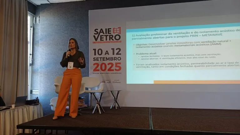 Nicole, da equipe Atenua Som, conduz uma apresentação no palco do 18° VidroSom 2025, em Florianópolis.
