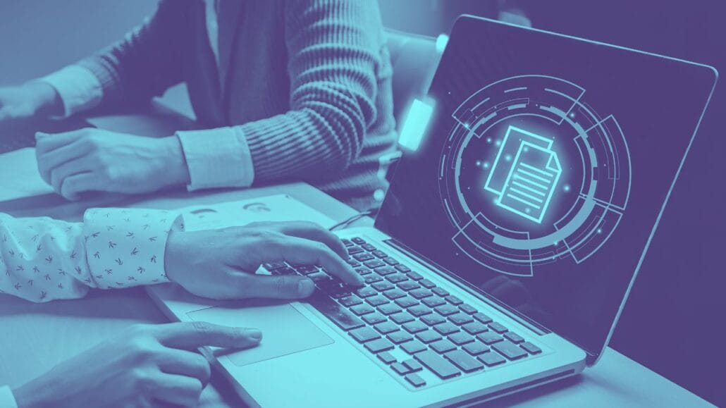 candidato pesquisa vaga no notebook