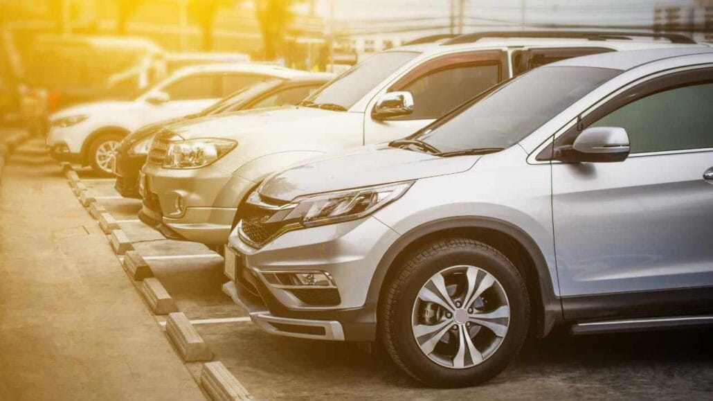 Fileira de carros estacionados em estacionamento ao ar livre