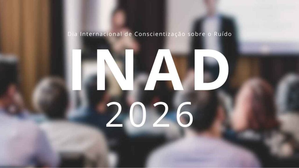 Público assistindo a uma apresentação com o texto “INAD 2026 – Dia Internacional de Conscientização sobre o Ruído” em destaque