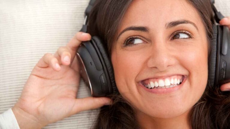 Mulher usando fone anc sorrindente