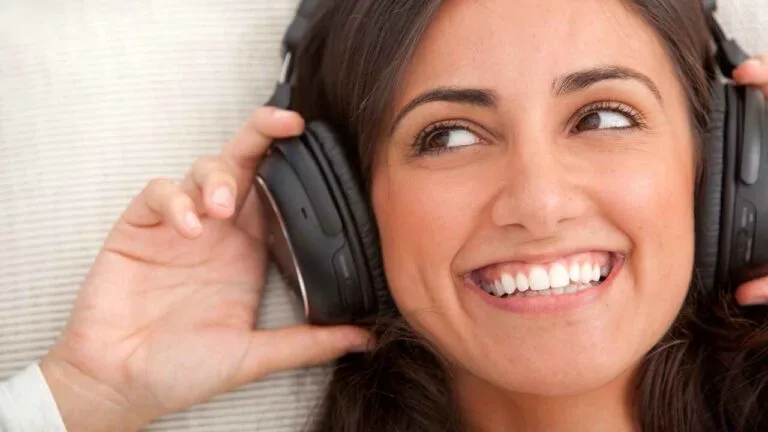 Mulher usando fone anc sorrindente