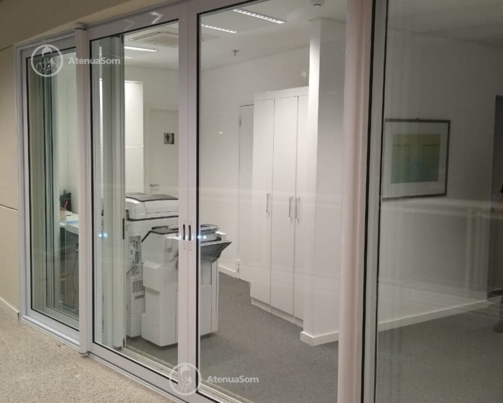 Porta de correr branca da Atenua Som instalada em uma clinica